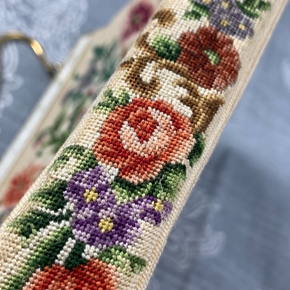 Embroidered kiss lock purse - Picture 8 of 8